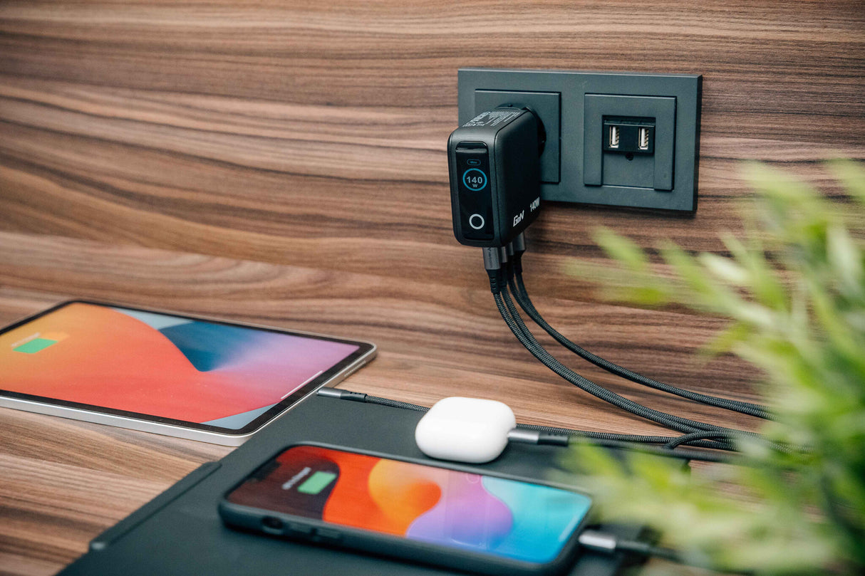 Verbatim Mini GaN Charger 140W with Display