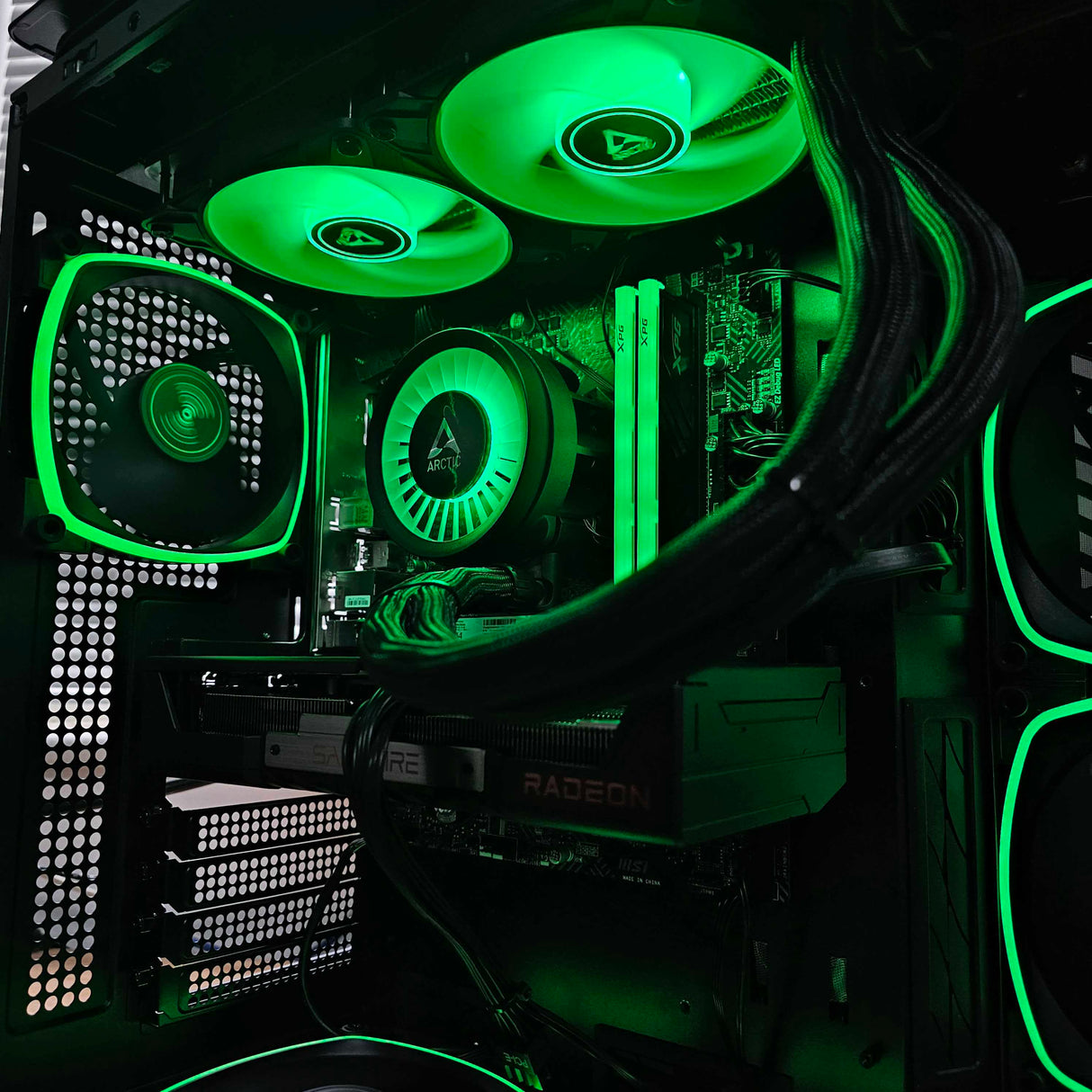 DCG Respawn - i7-13700F, 16GB DDR4, RX 9060 XT 16GB, 1TB SSD, Refurbished PC