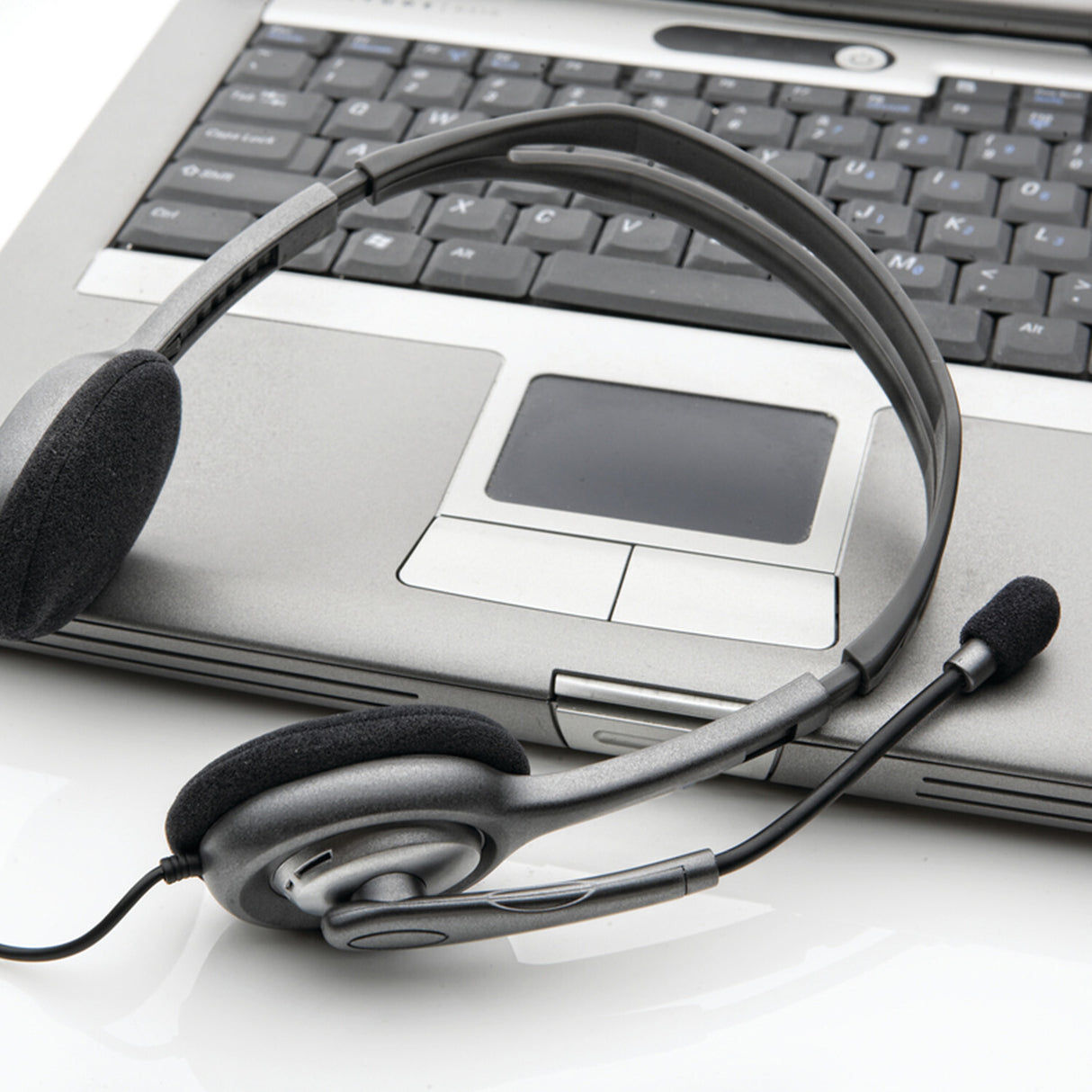 Logitech H111 Auriculares con Cable, Sonido Estéreo, Jack de Audio de 3,5 mm, Micrófono con Cancelación de Ruido, Negro