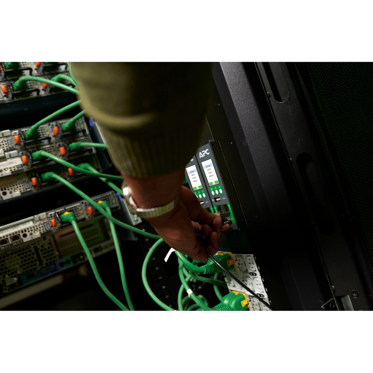 APC NetShelter Rack PDU Advanced, Switched, 7.4kW, 1Phase, 230V, 32A, 332P6, 40 Outlet