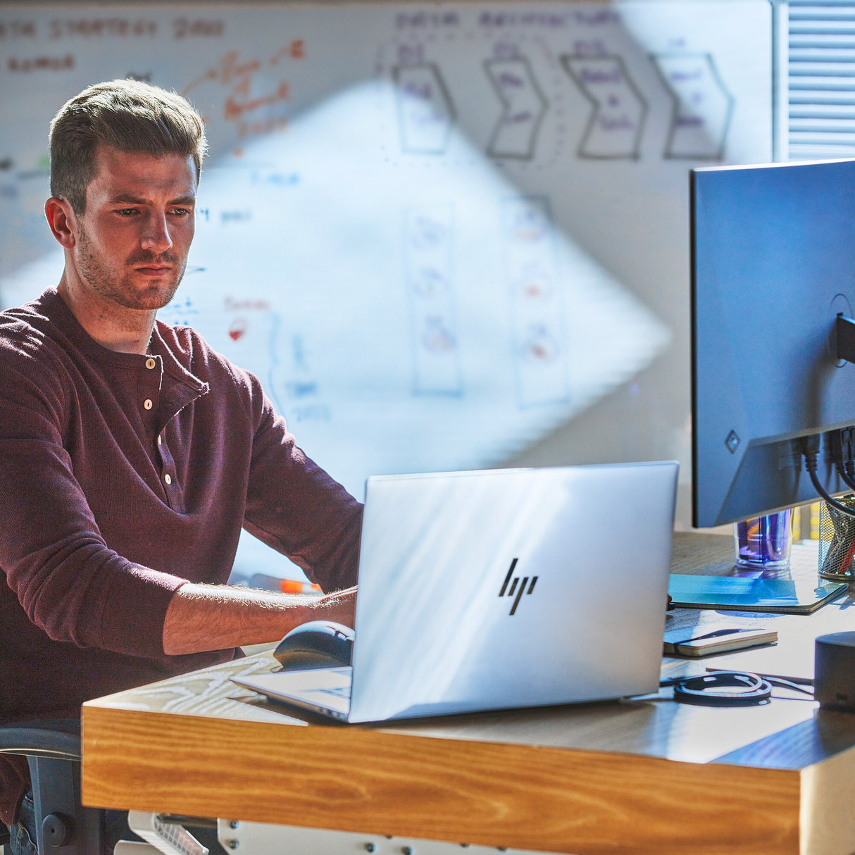 HP ZBook Studio G10 Intel® Core™ i7 i7-13700H Mobile workstation 40.6 cm (16") WQXGA 32 GB DDR5-SDRAM 1 TB SSD NVIDIA GeForce RTX 4070 Wi-Fi 6E (802.11ax) Windows 11 Pro Silver