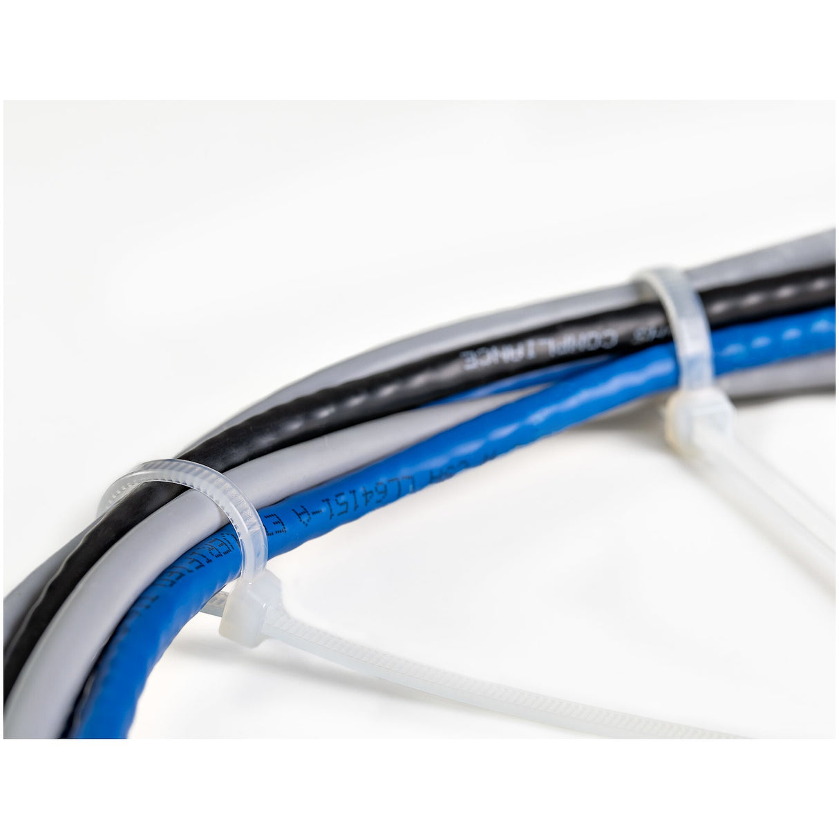 StarTech.com 10"(25cm) Cable Ties - 1/8"(4mm) wide, 2-5/8"(68mm) Bundle Diameter, 50lb(22kg) Tensile Strength, Nylon Self Locking Zip Ties w/Curved Tip, 94V-2/UL Listed, 1000 Pack - White - TAA