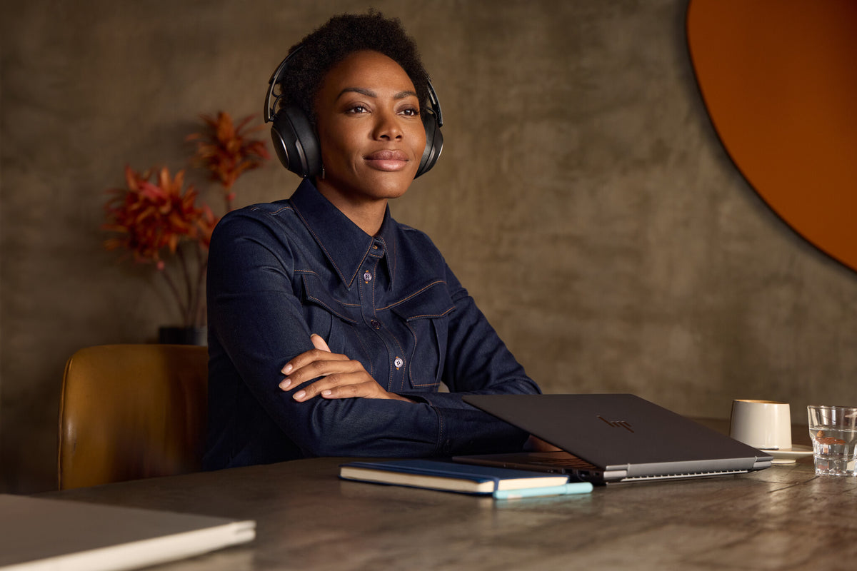 HP Poly Voyager Surround 85 UC USB-C Headset +USB-C/A Adapter +Charging Stand