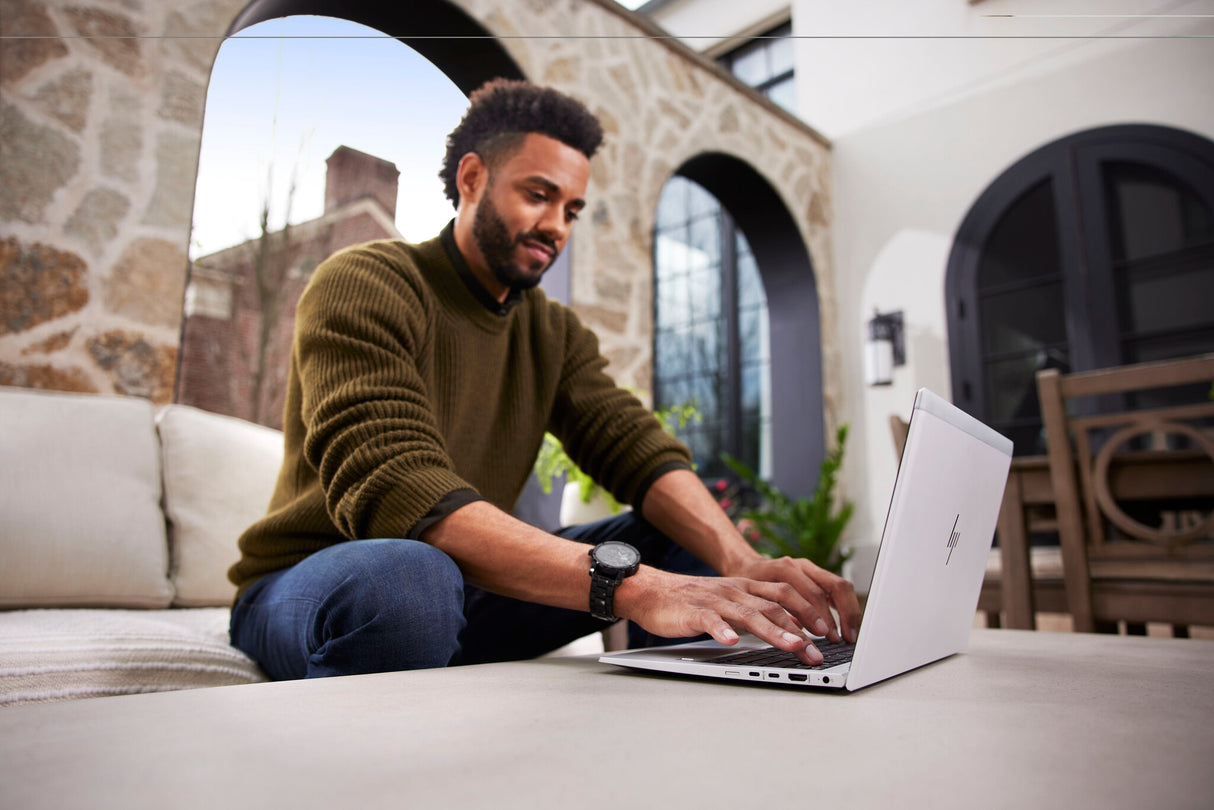 Laptop HP EliteBook 845 G8, 14" FHD IPS, Ryzen 5 5600U, 8GB, 256GB SSD, audio B&O, KB retroiluminado, USB-C, seguridad HP Wolf Pro, Windows 10 Pro