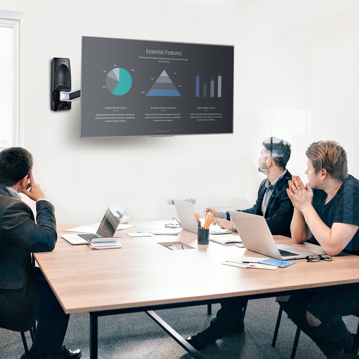 StarTech.com Articulating TV Wall Mount, VESA Wall Mount, Supports 26 to 65 inch/99lb/Flat/Curved TVs, Retractable Low Profile Wall Mount TV Bracket, Adjustable Corner TV Wall Mount