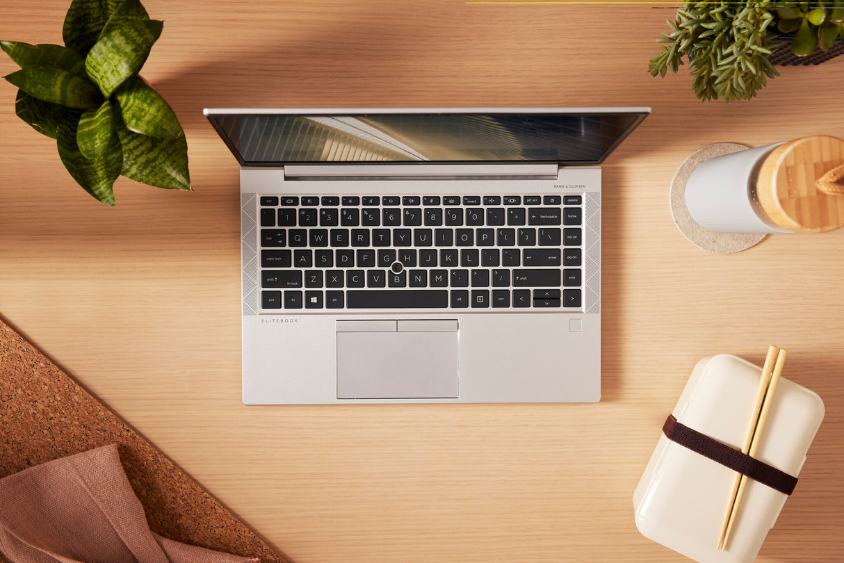 Ordinateur portable HP EliteBook 845 G8, 14 po FHD IPS, Ryzen 5 5600U, 8 Go, SSD 256 Go, audio B&O, Ko rétroéclairé, USB-C, sécurité HP Wolf Pro, Windows 10 Pro
