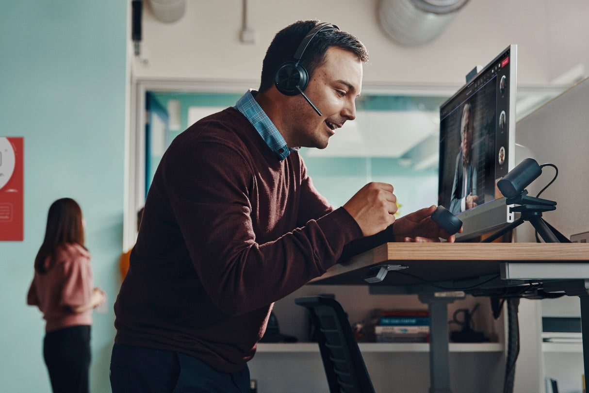 POLY Voyager Focus 2 USB-A with charge stand Headset