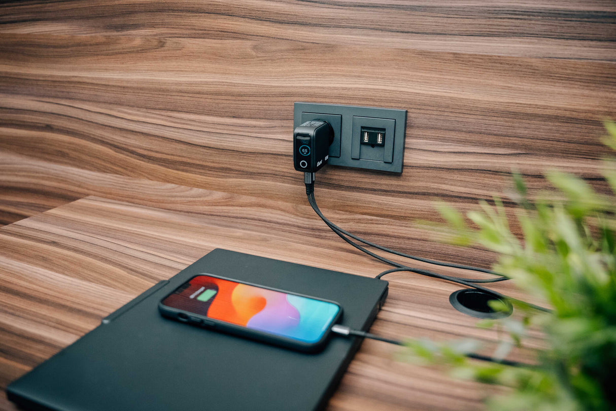 Verbatim Mini GaN Charger 65W with Display