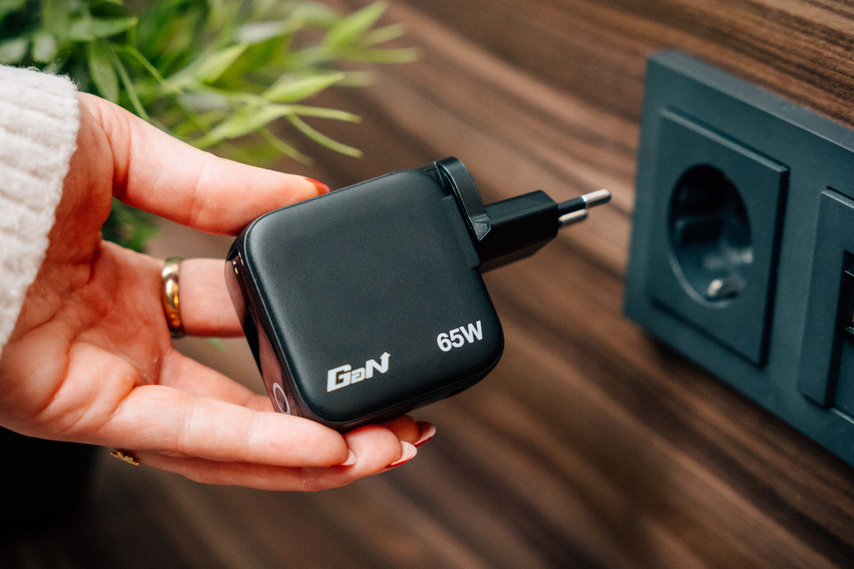 Verbatim Mini GaN Charger 65W with Display