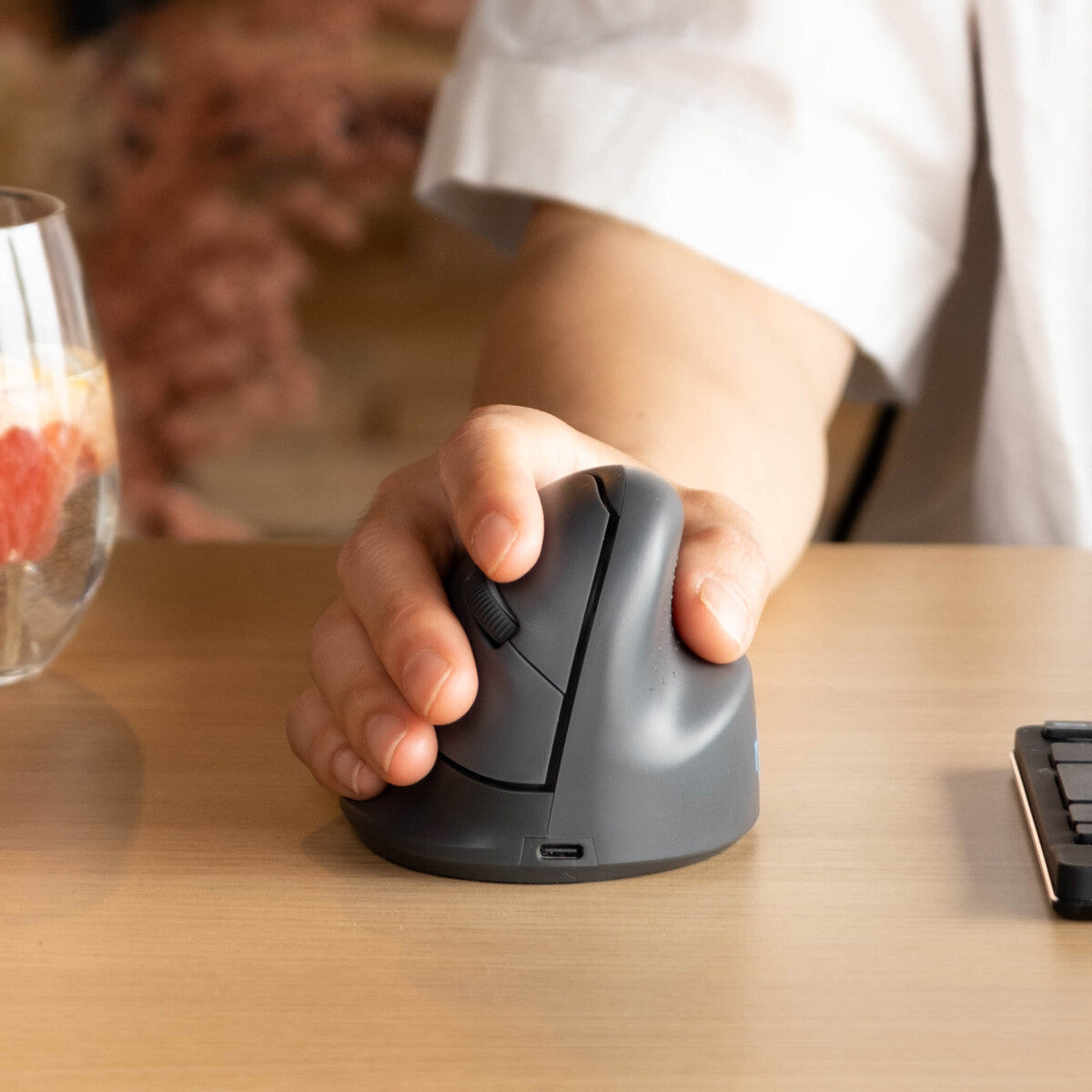 R-Go Tools Vertical mouse R-Go HE Basic, ergonomic mouse, medium (hand size ≥ 185 mm), right-handed, Bluetooth, grey