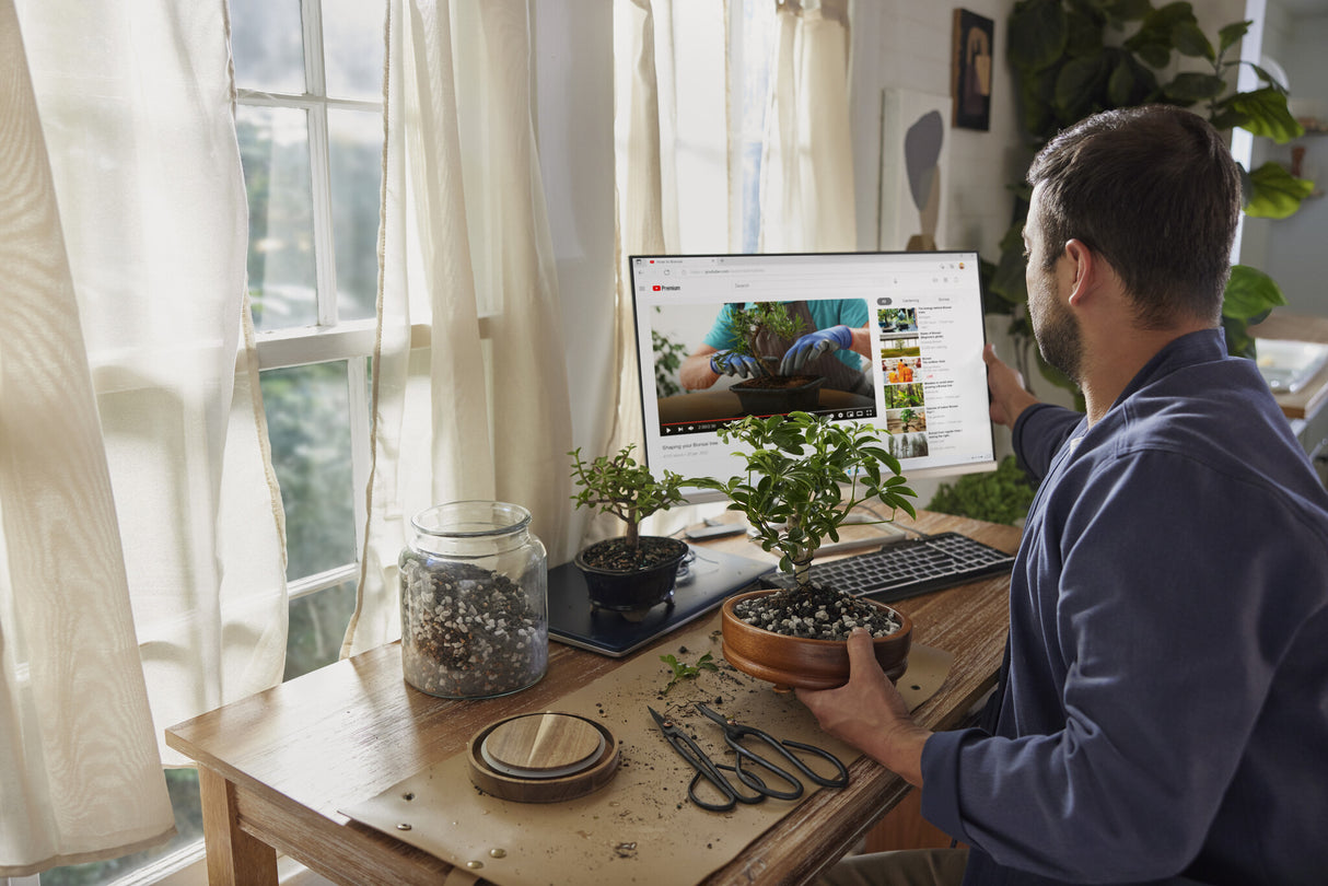 HP Series 5 27 inch FHD Monitor with Speakers - 527sa