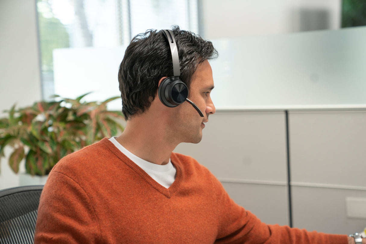 POLY Voyager Focus 2 USB-C with charge stand Headset